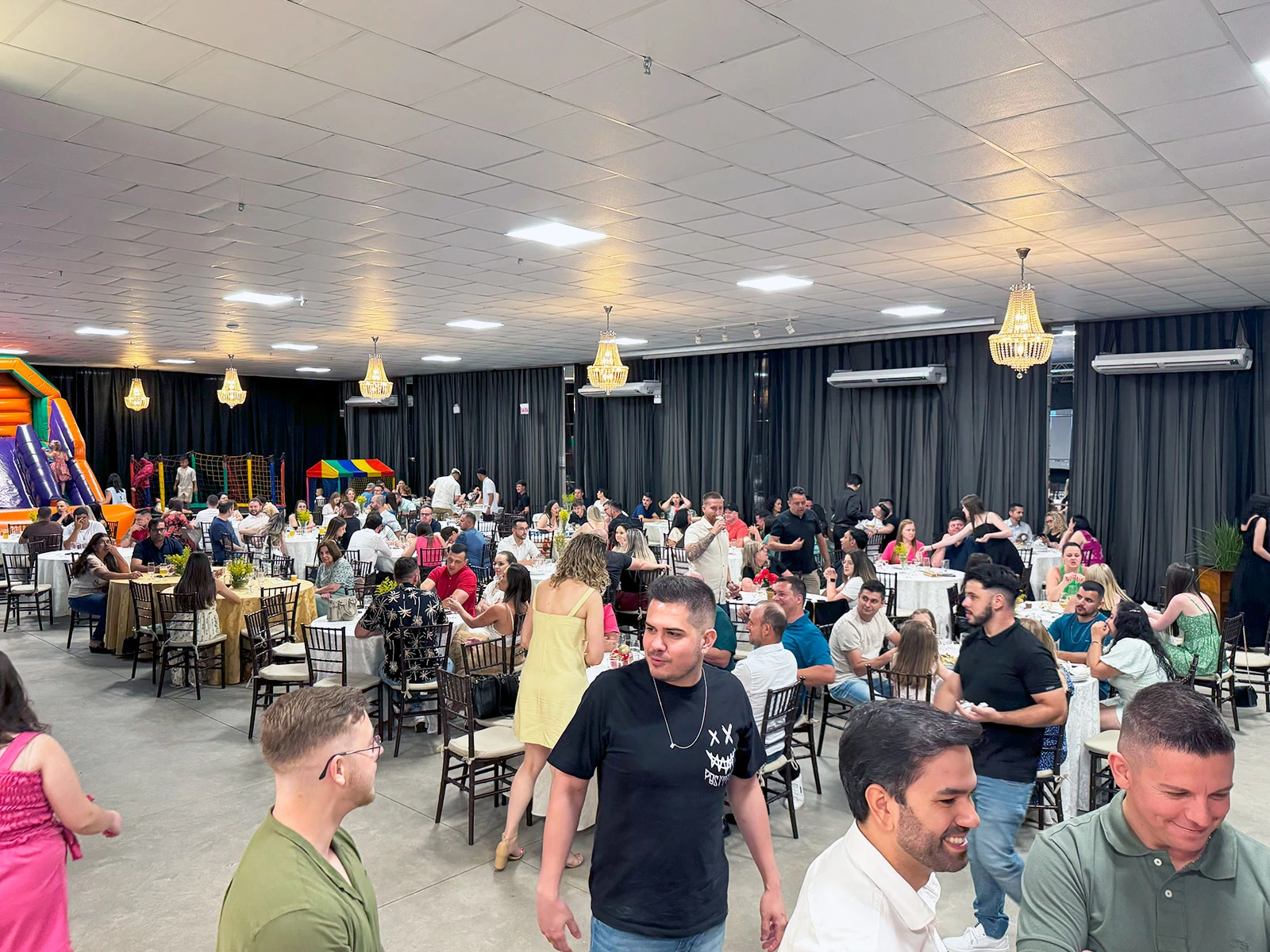 Celebrando o Sucesso e a Dedicação da Equipe Linsul!