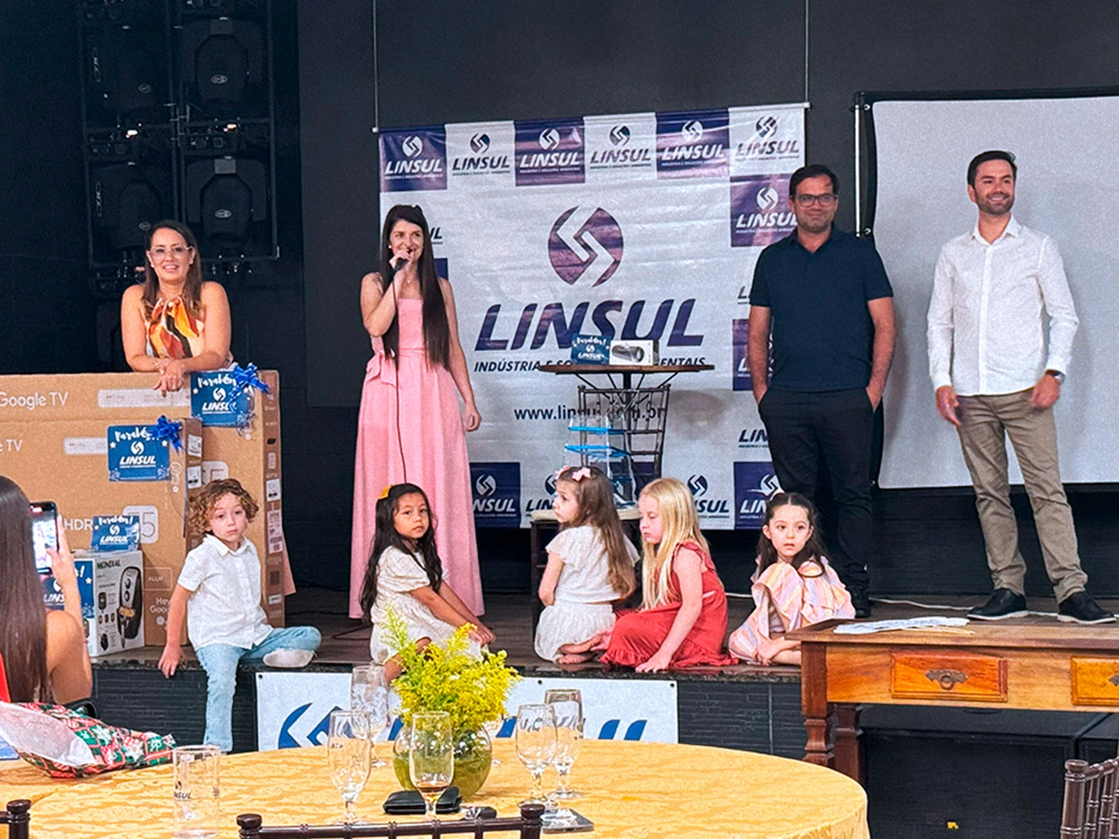 Celebrando o Sucesso e a Dedicação da Equipe Linsul!