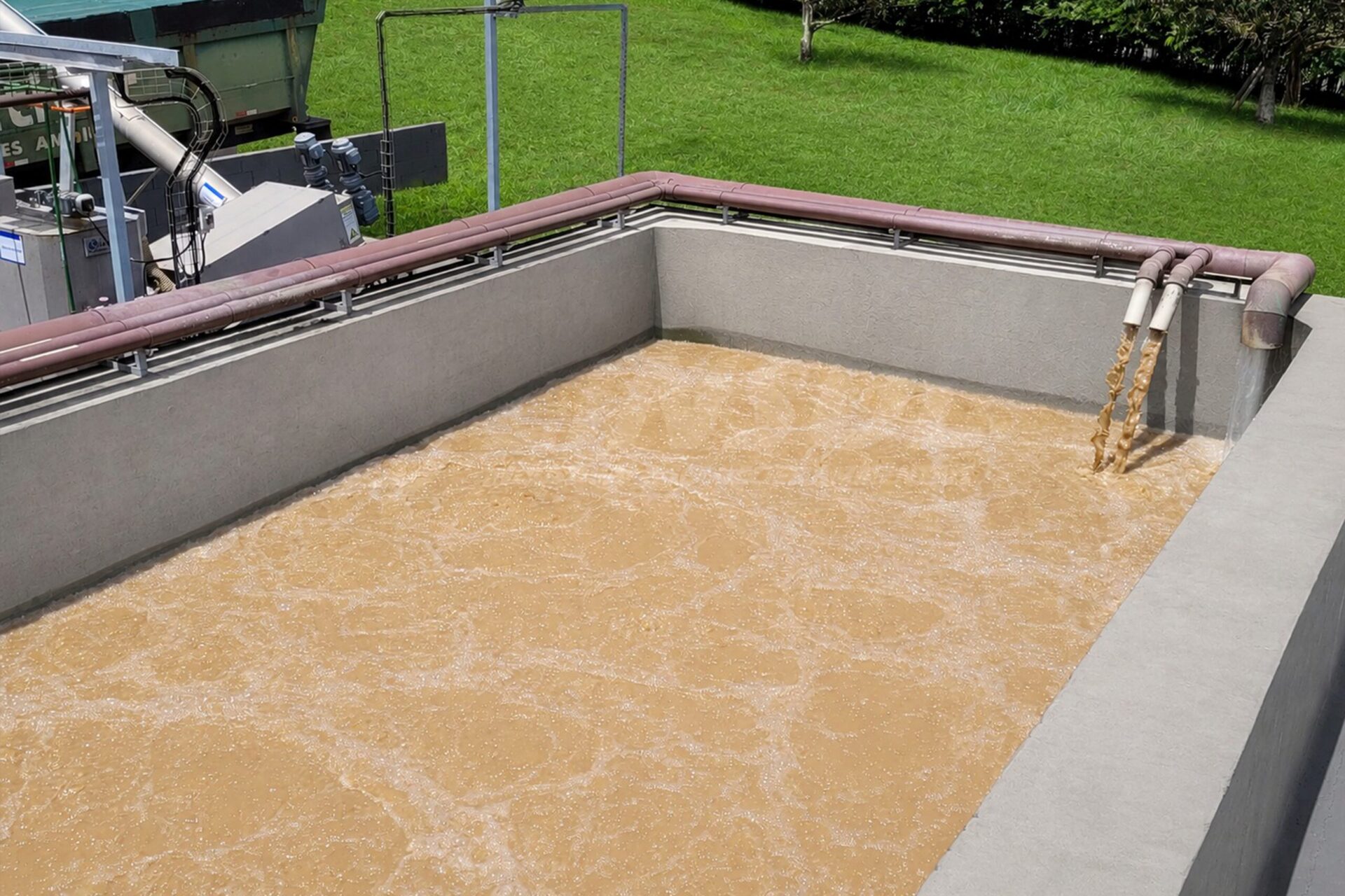 O sistema de aeração por ar difuso é um componente fundamental em processos de tratamento de efluentes. Ele utiliza a técnica de introdução controlada de ar na forma de bolhas finas para aumentar o teor de oxigênio dissolvido na água.