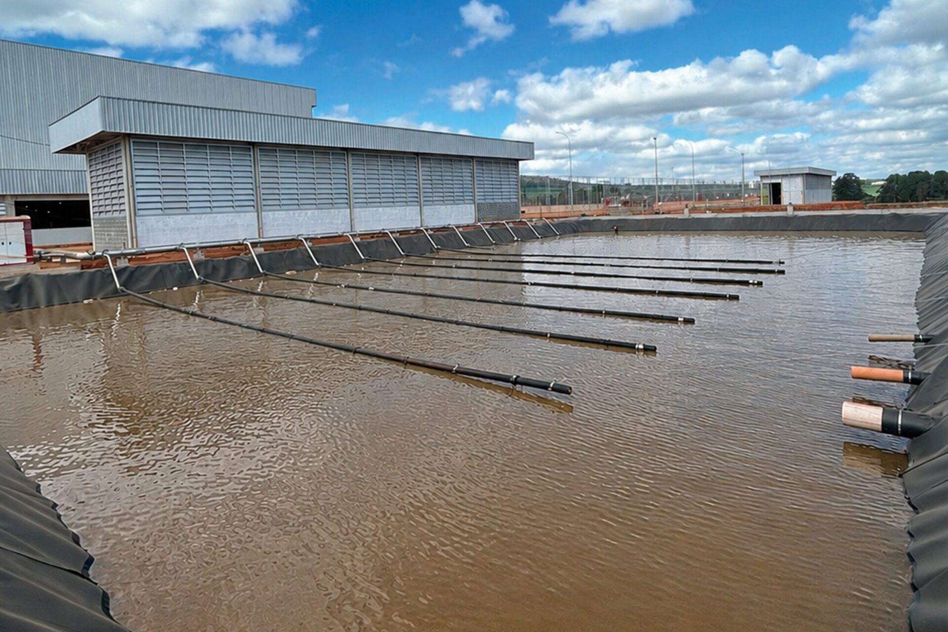 O sistema de aeração por ar difuso é um componente fundamental em processos de tratamento de efluentes. Ele utiliza a técnica de introdução controlada de ar na forma de bolhas finas para aumentar o teor de oxigênio dissolvido na água.