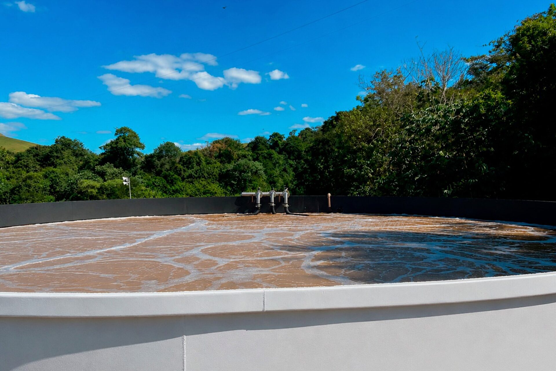 O sistema de aeração por ar difuso é um componente fundamental em processos de tratamento de efluentes. Ele utiliza a técnica de introdução controlada de ar na forma de bolhas finas para aumentar o teor de oxigênio dissolvido na água.