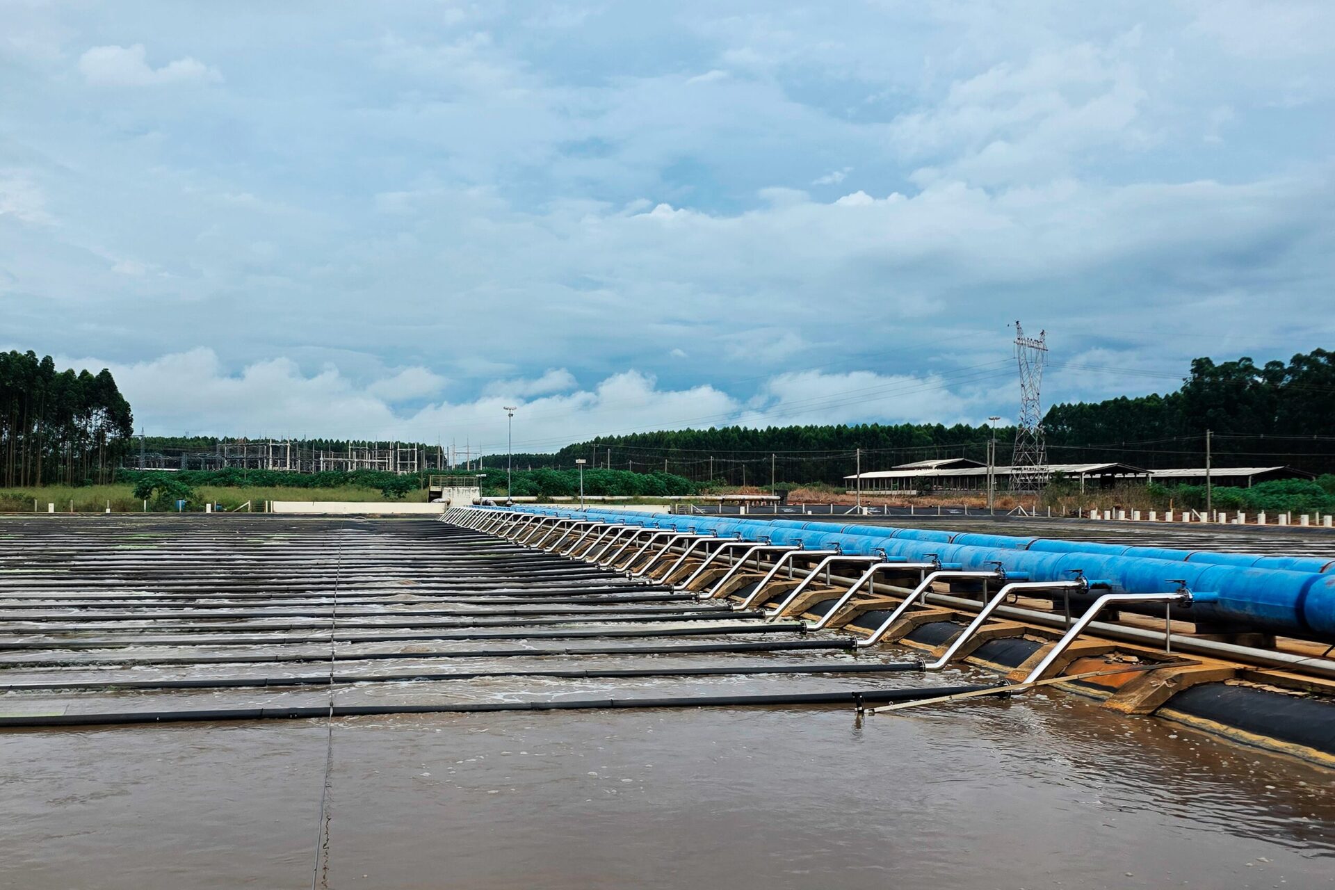 O sistema de aeração por ar difuso é um componente fundamental em processos de tratamento de efluentes. Ele utiliza a técnica de introdução controlada de ar na forma de bolhas finas para aumentar o teor de oxigênio dissolvido na água.
