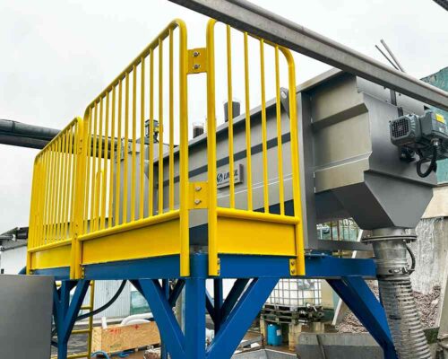 Seu funcionamento é relativamente simples. A água residual ou o lodo fluem para o adensador, onde é mantido por tempo suficiente para sedimentar e adensar. Dentro do tanque, a gravidade desempenha um papel fundamental. À medida que a água residual flui para o interior do tanque, a velocidade do fluxo é reduzida significativamente.