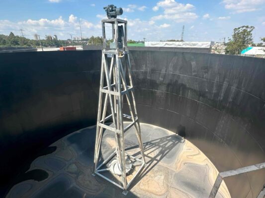 O Agitador Hiperbólico opera através da recirculação e direcionamento do fluxo líquido pelo fundo do tanque, resultando em uma homogeneização completa com um consumo mínimo de energia elétrica.