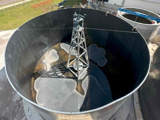 O Agitador Hiperbólico serve para mistura e homogeneização de efluente com sólidos em suspensão tendo a finalidade de utilização nos tanques de equalizações, tanque pulmão de lodo, tanque de mistura de líquidos.