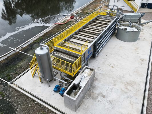 Vista geral de uma Estação de Tratamento de Efluentes industrial, com tanques, tubulações e equipamentos utilizados no processo de tratamento do efluente.