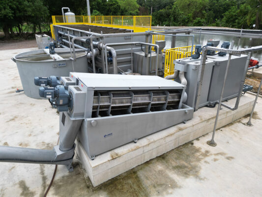 Vista geral de uma Estação de Tratamento de Efluentes industrial, com tanques, tubulações e equipamentos utilizados no processo de tratamento do efluente.