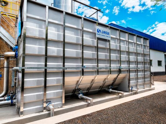 A Estação de Tratamento de Água (ETA) da Linsul é projetada para transformar água bruta em água potável ou adequada para uso industrial, garantindo qualidade, segurança e conformidade com as normas ambientais.
