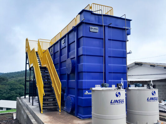 Estação de Tratamento de Água para Indústrias com sistemas completos de filtragem e decantação