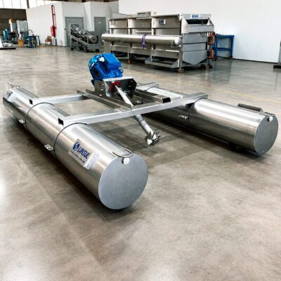 O equipamento opera através da agitação mecânica da água, introduzindo oxigênio do ar na coluna de água. Esse processo é realizado por meio de um rotor ou impelidor que, ao girar, cria uma mistura eficiente de ar e água, aumentando a transferência de oxigênio. Existem diversos tipos de aeradores mecânicos, incluindo os de superfície, submersos e flutuantes, cada um adequado para diferentes condições operacionais, instalação e necessidades para que o tratamento seja eficaz.