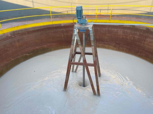 O Agitador Hiperbólico serve para mistura e homogeneização de efluente com sólidos em suspensão tendo a finalidade de utilização nos tanques de equalizações, tanque pulmão de lodo, tanque de mistura de líquidos.