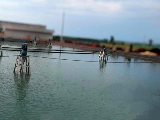 O Agitador Hiperbólico serve para mistura e homogeneização de efluente com sólidos em suspensão tendo a finalidade de utilização nos tanques de equalizações, tanque pulmão de lodo, tanque de mistura de líquidos.