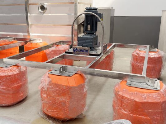 A homogeneização do efluente, consiste em realizar a mistura com a recirculação e direcionamento do fluxo do líquido da superfície para o fundo do tanque, proporcionando a homogeneização completa.