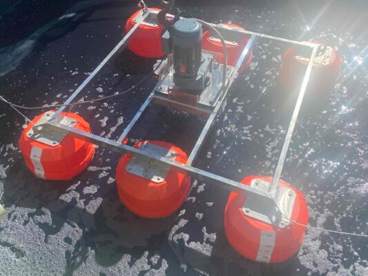 O Agitador Hiperbólico flutuante é um equipamento desenvolvido para homogeneização e mistura de efluentes e lodos em geral. Pode ser instalado em tanques retangulares, tanques quadrados, lagoas anaeróbicas, lagoas facultativas, lagoas de polimentos, sistema de aeração, seletor anoxico e entre outros.