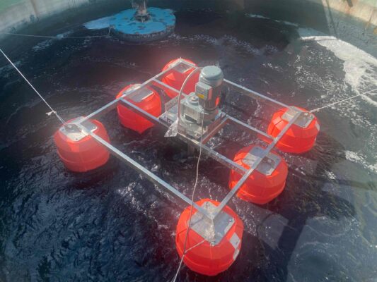 O agitador hiperbólico flutuante, é instalado sobre um conjunto de boias e fixado com cabos de aços nas laterais dos tanques ou das lagoas, facilita a movimentação para a mistura completa e de acordo com a necessidade do cliente.