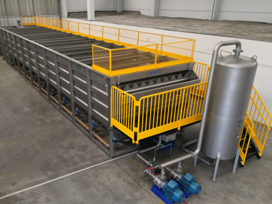 Flotodecantador Linsul para separação de três fases: sedimentação de sólidos pesados, flotação de materiais leves e clarificação de efluentes industriais.