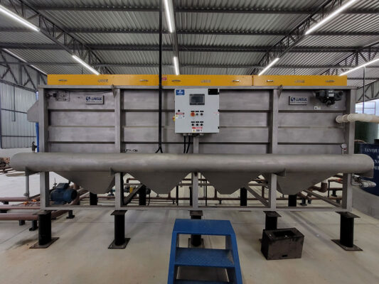 Flotodecantador Linsul para separação de três fases: sedimentação de sólidos pesados, flotação de materiais leves e clarificação de efluentes industriais.