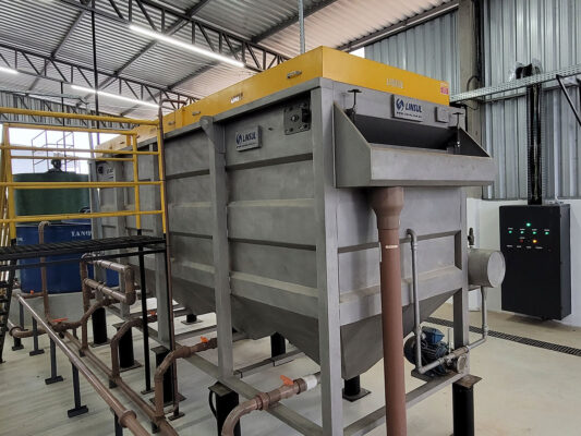 Flotodecantador Linsul para separação de três fases: sedimentação de sólidos pesados, flotação de materiais leves e clarificação de efluentes industriais.