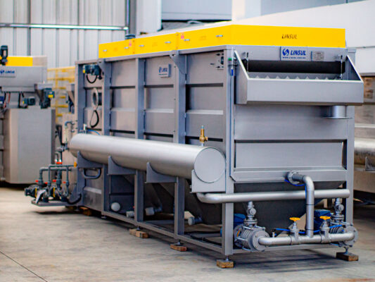 Flotodecantador Linsul para separação de três fases: sedimentação de sólidos pesados, flotação de materiais leves e clarificação de efluentes industriais.