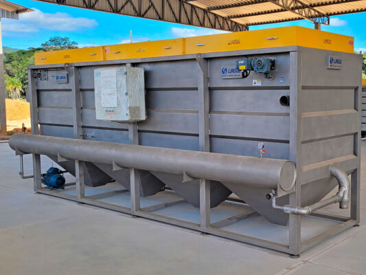 Flotodecantador Linsul para separação de três fases: sedimentação de sólidos pesados, flotação de materiais leves e clarificação de efluentes industriais.