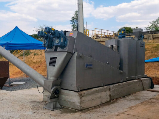 Prensa Desaguadora de Lodo Linsul tipo prensa de discos para desidratação de lodo industrial e redução de volume de resíduos.