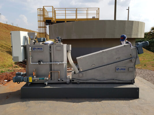 Prensa Desaguadora de Lodo Linsul tipo prensa de discos para desidratação de lodo industrial e redução de volume de resíduos.