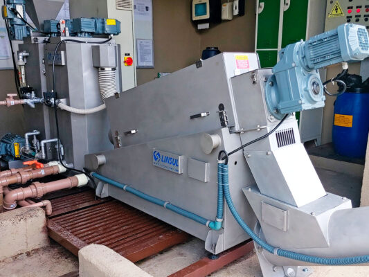 Prensa Desaguadora de Lodo Linsul tipo prensa de discos para desidratação de lodo industrial e redução de volume de resíduos.