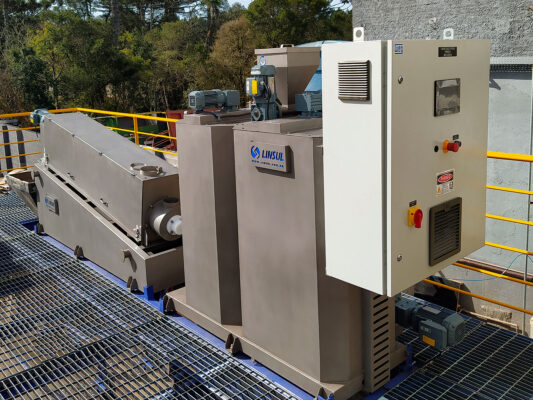 Prensa Desaguadora de Lodo Linsul tipo prensa de discos para desidratação de lodo industrial e redução de volume de resíduos.