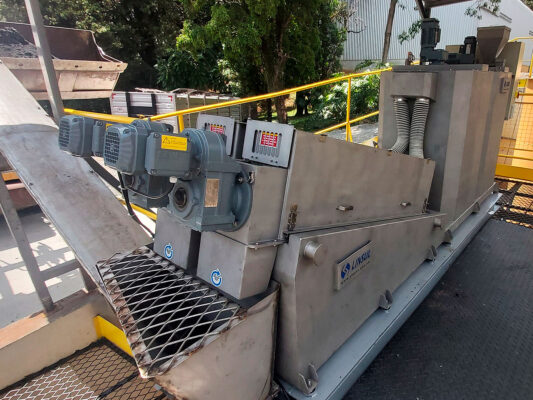 Prensa Desaguadora de Lodo Linsul tipo prensa de discos para desidratação de lodo industrial e redução de volume de resíduos.