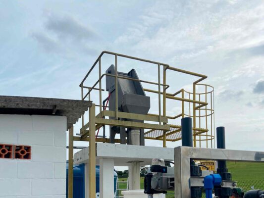 A Peneira Estática é fabricada para as estações de tratamento de efluentes, com a função de realizar a separação dos sólidos em suspensão, porém com o tamanho acima de 0,5mm, conforme a abertura da tela