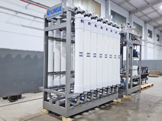 Sistema de ultrafiltração Linsul, fabricado em aço inoxidável de alta durabilidade, projetado para remoção de sólidos suspensos, bactérias, vírus e contaminantes microscópicos em aplicações industriais. Ideal para tratamento de água e efluentes em diversos setores, garantindo eficiência, robustez e qualidade do permeado.