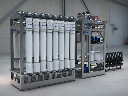 Sistema de ultrafiltração Linsul, fabricado em aço inoxidável de alta durabilidade, projetado para remoção de sólidos suspensos, bactérias, vírus e contaminantes microscópicos em aplicações industriais. Ideal para tratamento de água e efluentes em diversos setores, garantindo eficiência, robustez e qualidade do permeado.